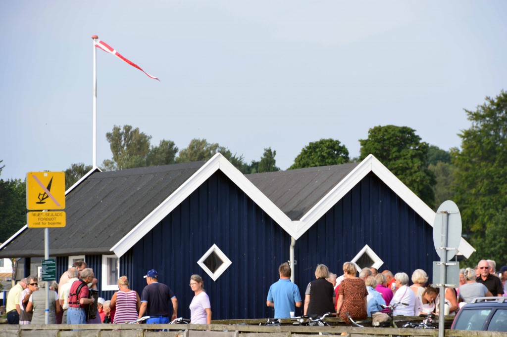 Ca. 200 medlemmer var mødt op. Den elektroniske Viking Søren Wennemoes anslår skærgaardstoner. Foto: Jesper Alstrøm.